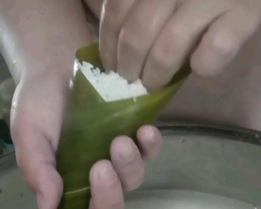 Wrap rice dumplings step 0