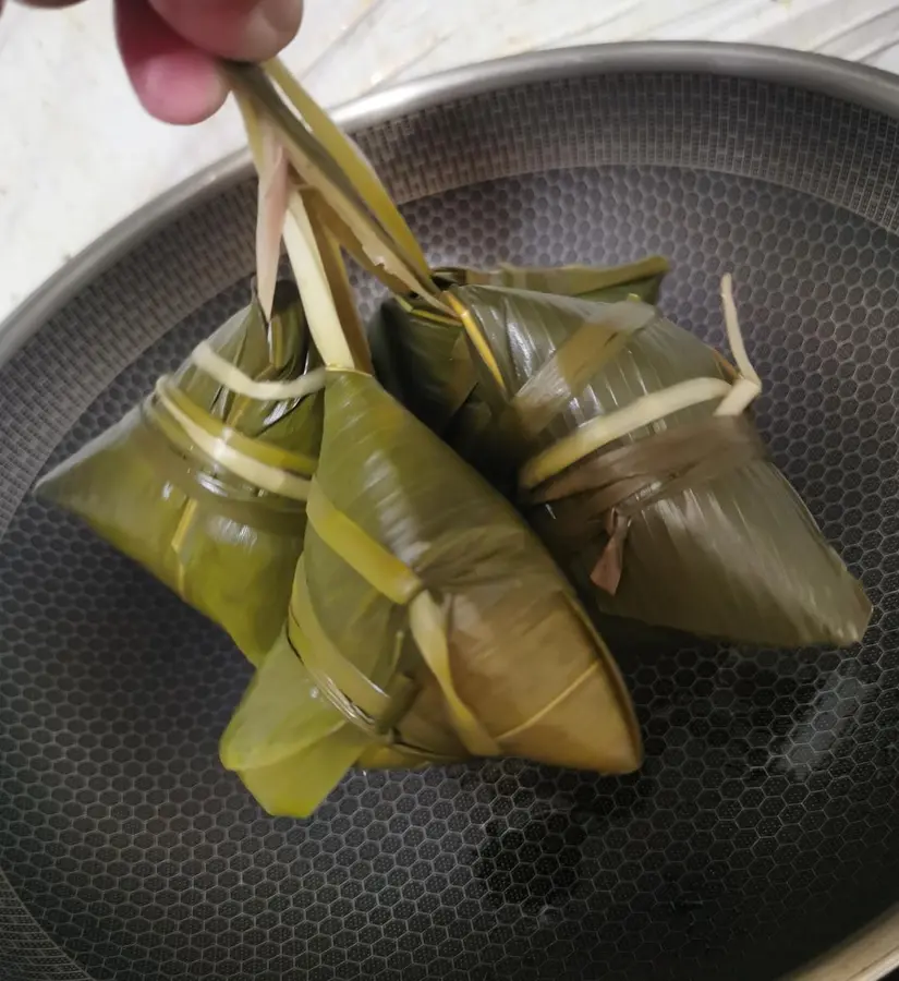 Wrap rice dumplings step 0