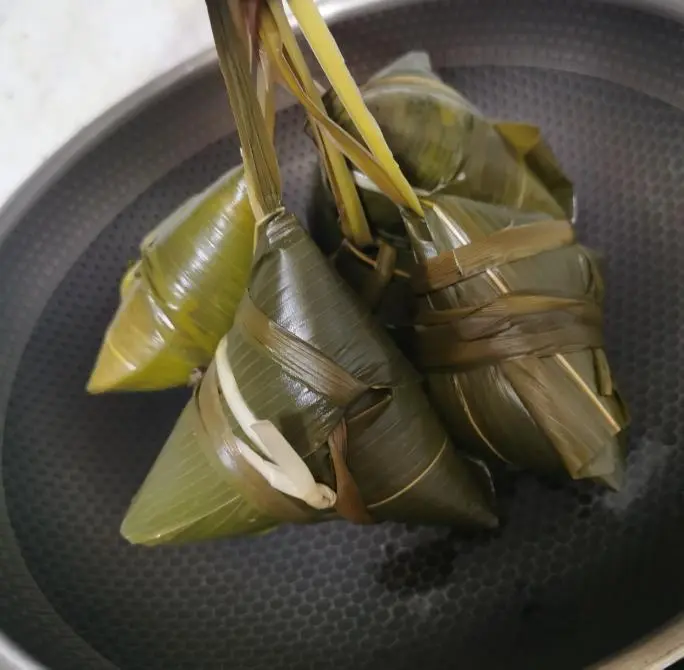 Wrap rice dumplings step 0