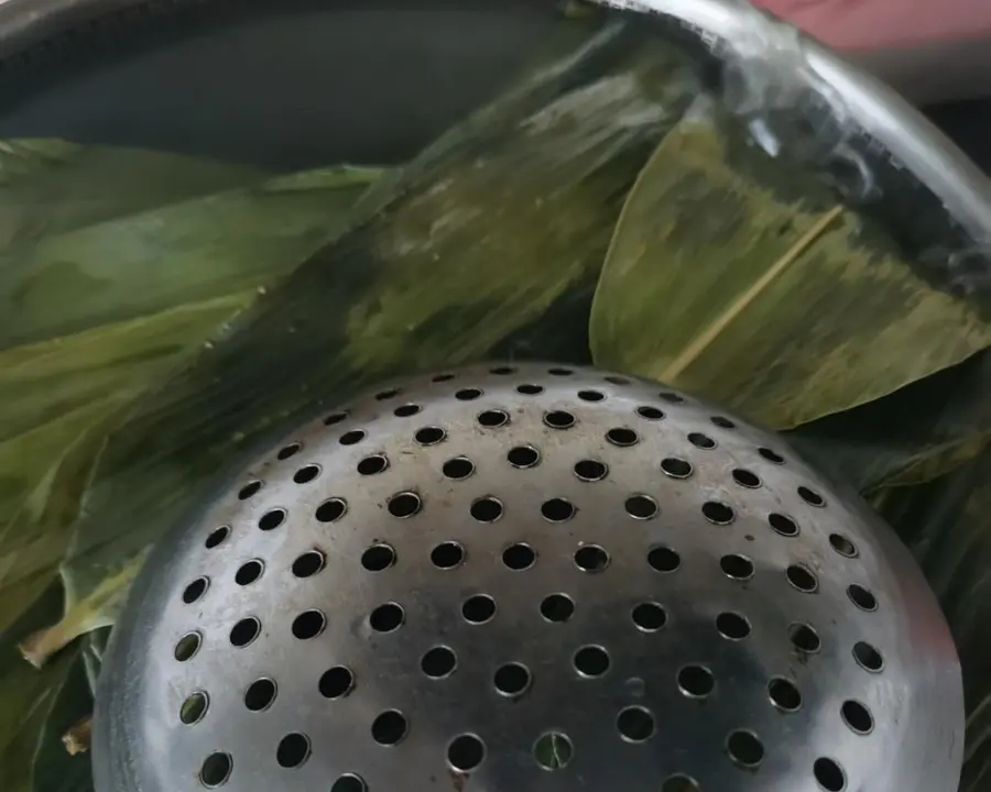 Wrap rice dumplings step 0