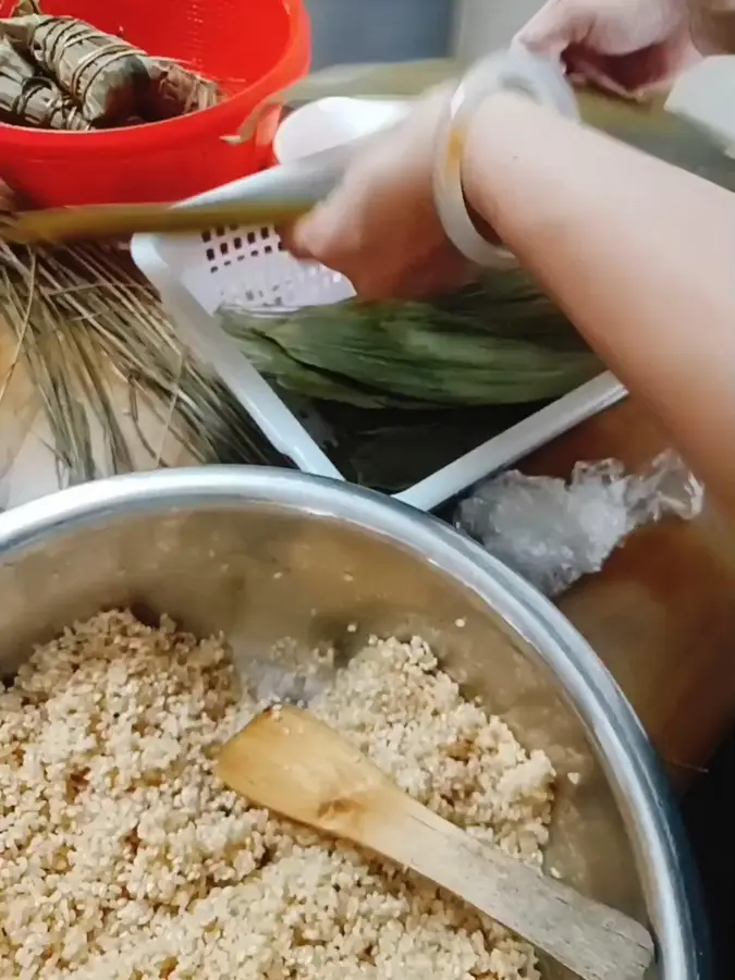 Classic taste, simple and fast, easy to wrap red bean meat dumplings step 0