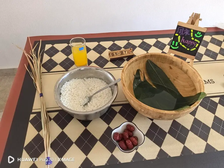 Traditional glutinous rice and red date dumplings in the north step 0