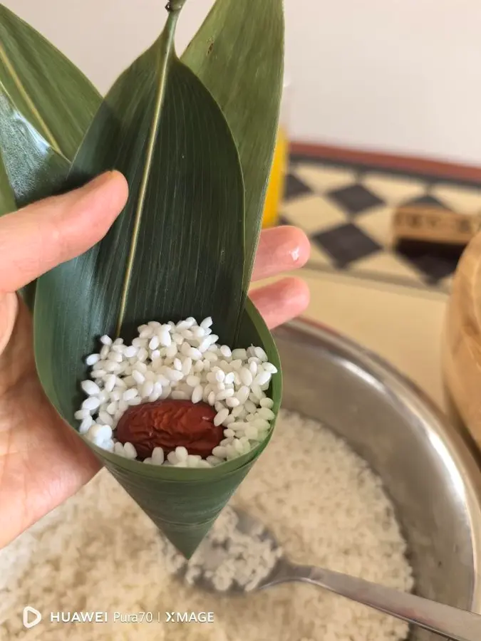 Traditional glutinous rice and red date dumplings in the north step 0