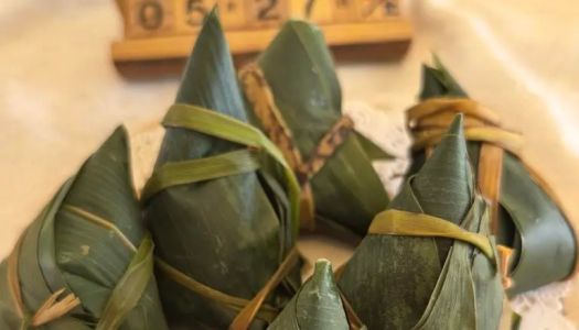 Traditional glutinous rice and red date dumplings in the north