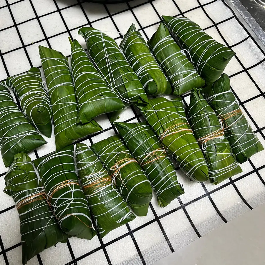 Zongzi/four-corner mini zongzi step 0