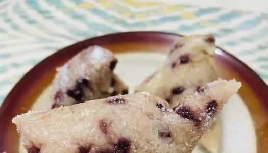 Glutinous beans and red bean dumplings dipped in white sugar!