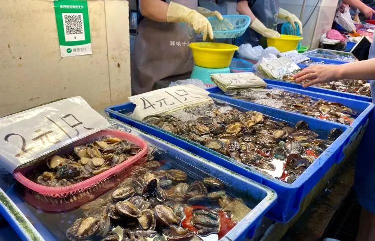 Charcoal-grilled abalone in butter step 0