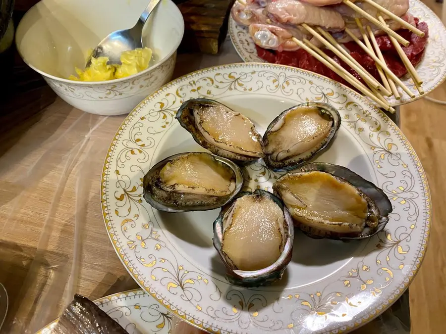 Charcoal-grilled abalone in butter step 0