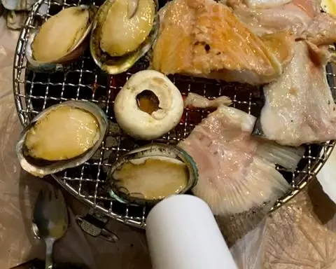 Charcoal-grilled abalone in butter step 0