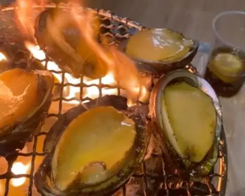 Charcoal-grilled abalone in butter step 0