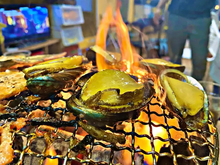 Charcoal-grilled abalone in butter step 0