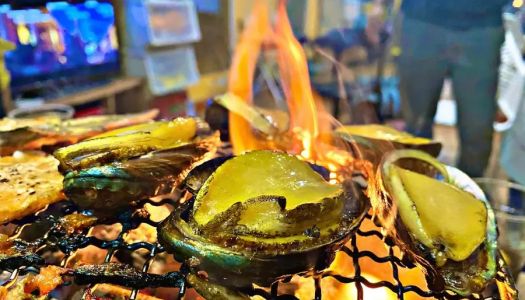 Charcoal-grilled abalone in butter