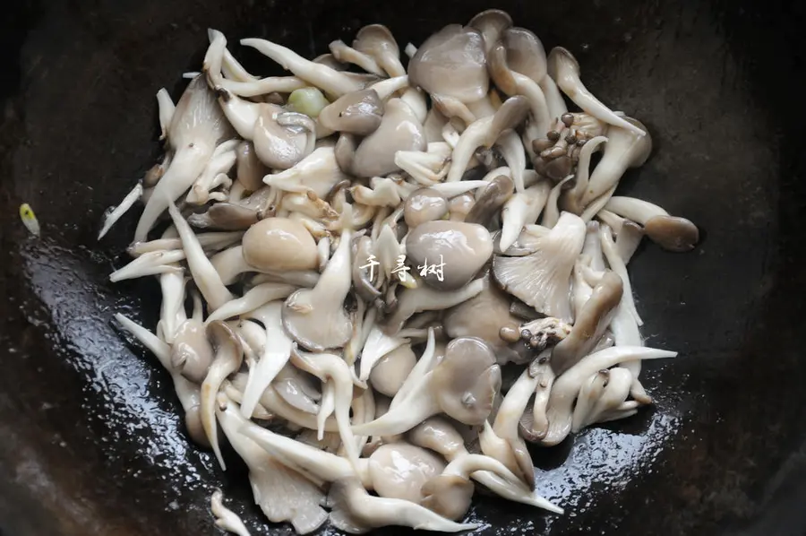 Scrambled eggs with oyster mushrooms and green peppers Delicious and nutritious super fast hand home cooking step 0