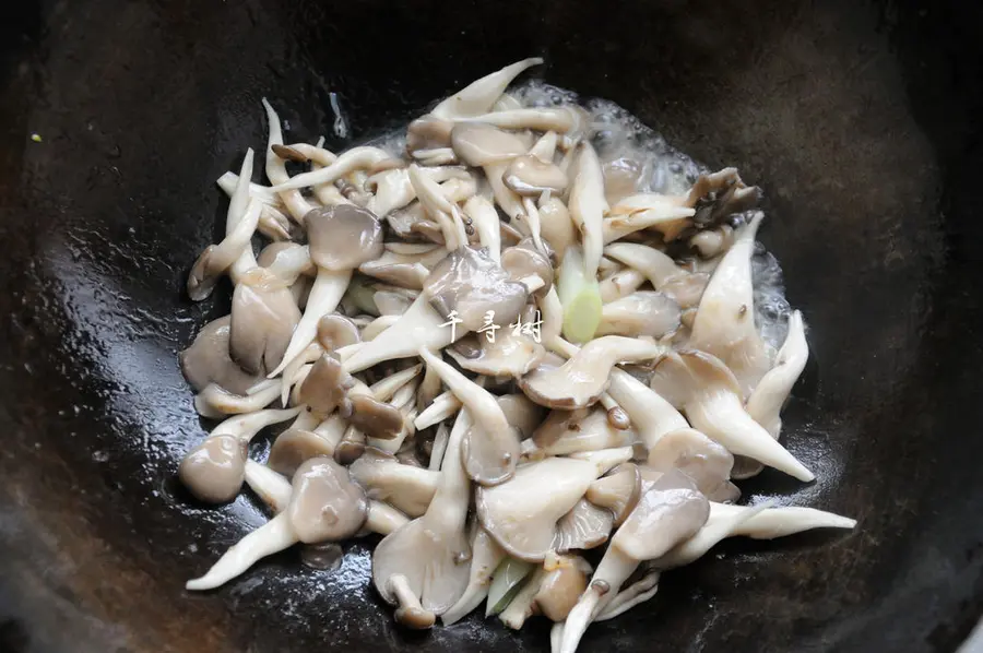 Scrambled eggs with oyster mushrooms and green peppers Delicious and nutritious super fast hand home cooking step 0