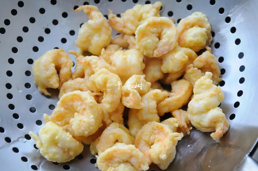 Soft-fried shrimp Simple and delicious recipe for soft and tender shrimp step 0