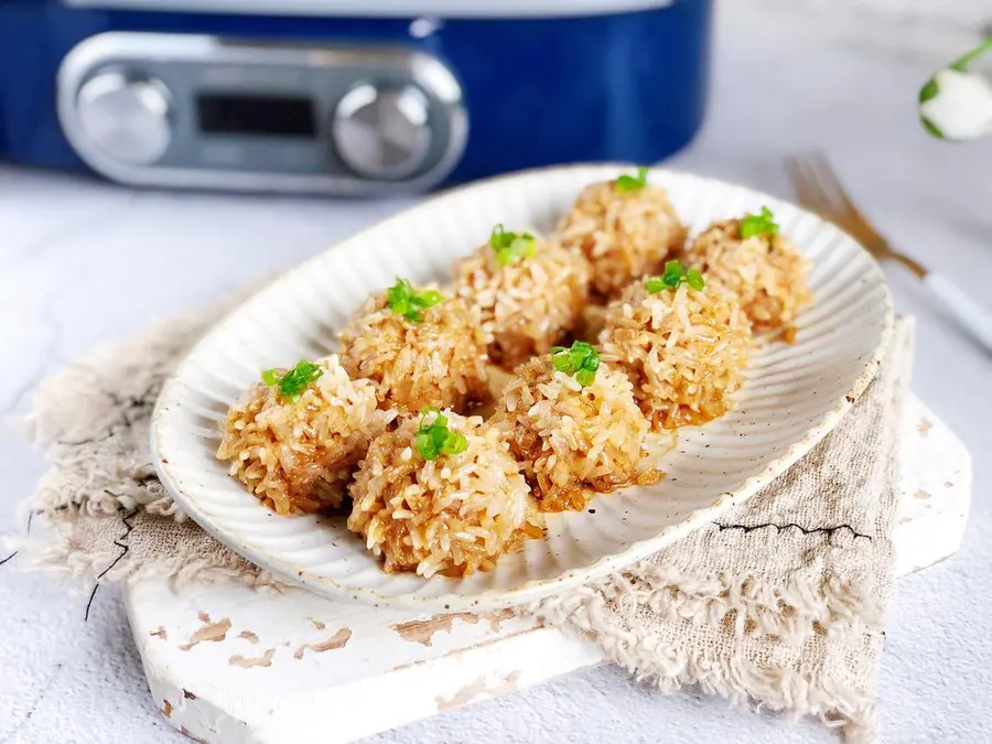 Glutinous rice and pearl balls, a must-have dish for Chinese New Year's Eve dinner, fast steamed dishes step 0