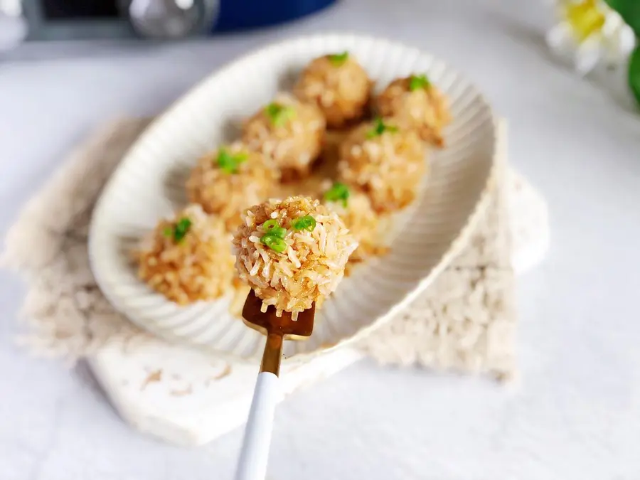 Glutinous rice and pearl balls, a must-have dish for Chinese New Year's Eve dinner, fast steamed dishes step 0