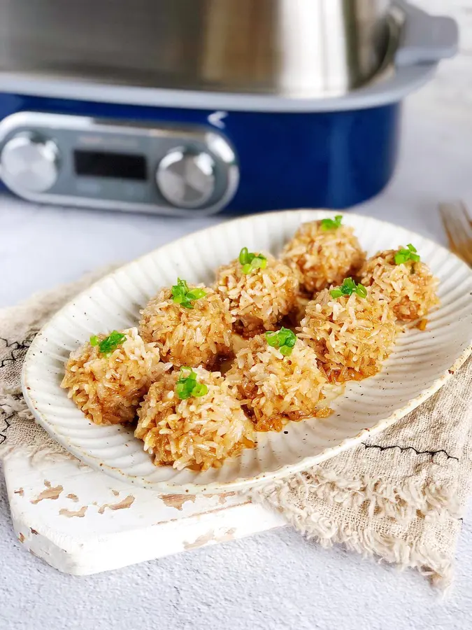 Glutinous rice and pearl balls, a must-have dish for Chinese New Year's Eve dinner, fast steamed dishes step 0