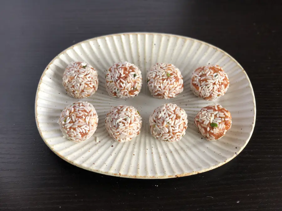 Glutinous rice and pearl balls, a must-have dish for Chinese New Year's Eve dinner, fast steamed dishes step 0