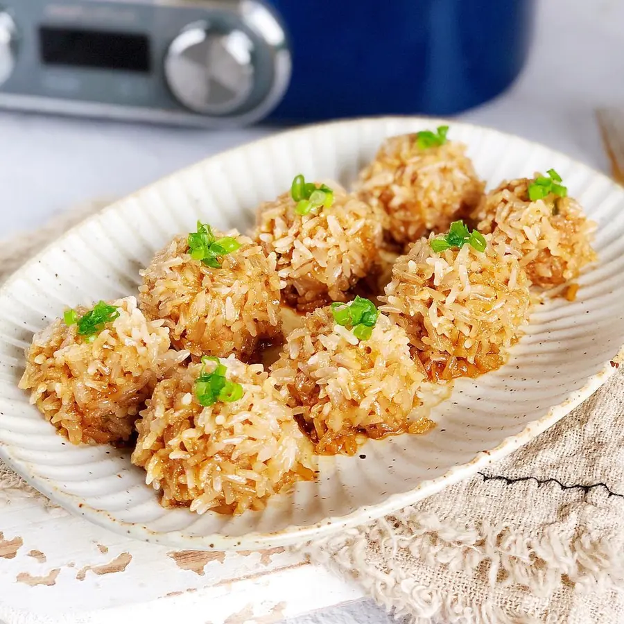 Glutinous rice and pearl balls, a must-have dish for Chinese New Year's Eve dinner, fast steamed dishes