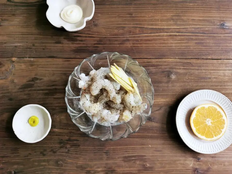  The must-order dish  in the hot restaurant is mustard shrimp balls , which are delicious to fly  step 0