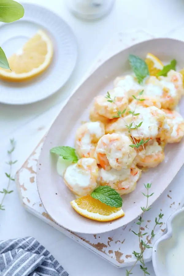  The must-order dish  in the hot restaurant is mustard shrimp balls , which are delicious to fly 