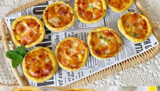 A creative way to eat a mini pizza  tart crust in one bite! !️