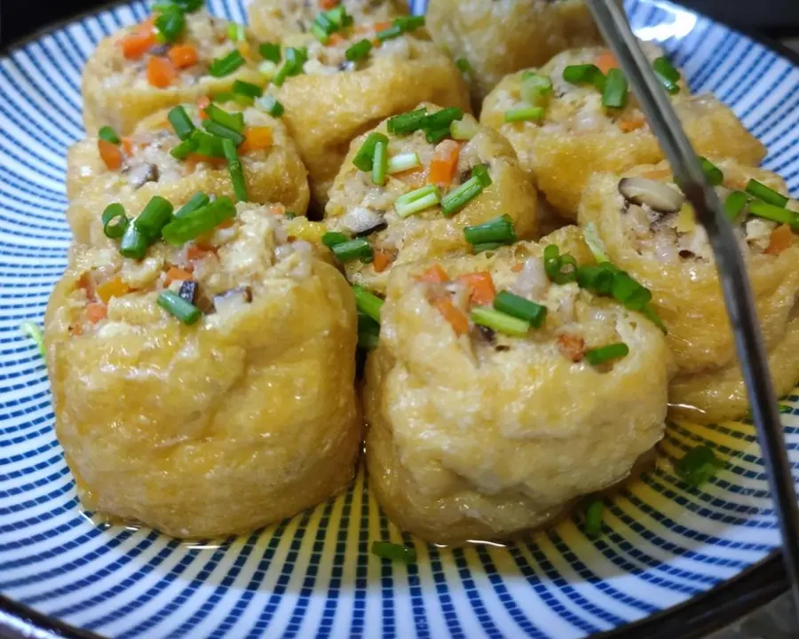 As soon as it is served on the table, it is stuffed with fried tofu with seasonal vegetables and meat foam