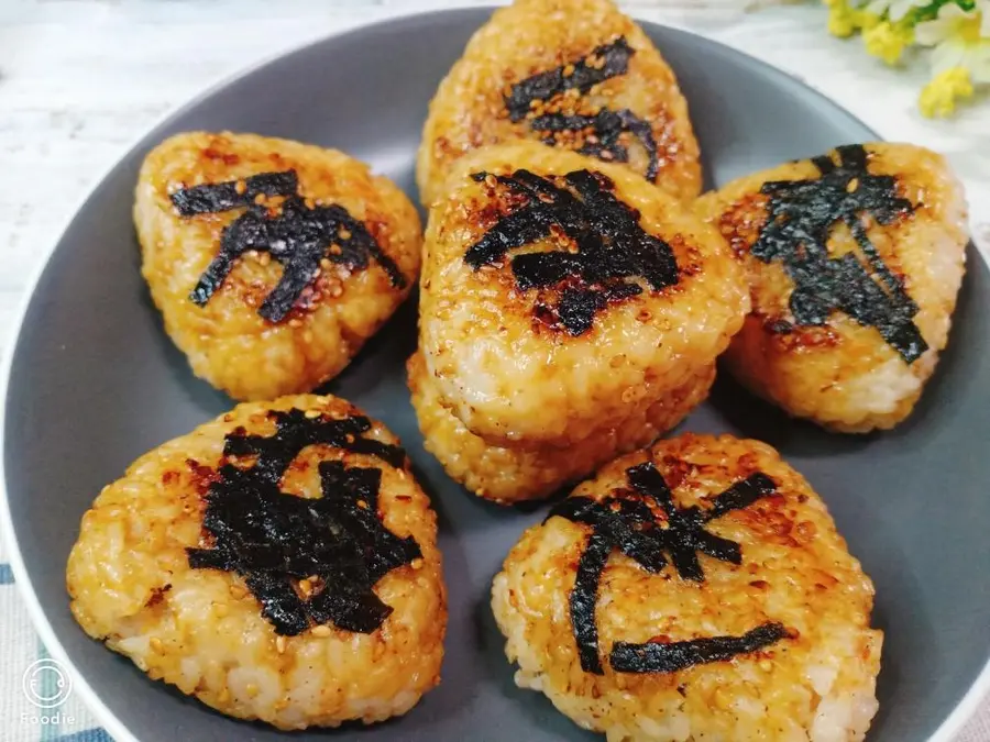 The fairy way to eat leftover rice, grilled rice balls with meat floss and soy sauce, can be made in a pan~