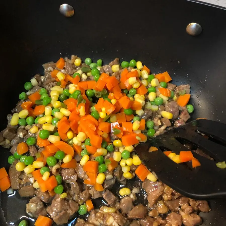 Stir-fried beef cubes with green onion and vegetables that children love step 0