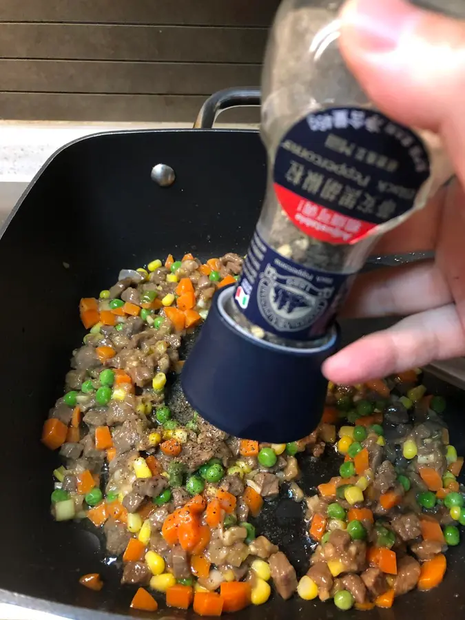 Stir-fried beef cubes with green onion and vegetables that children love step 0