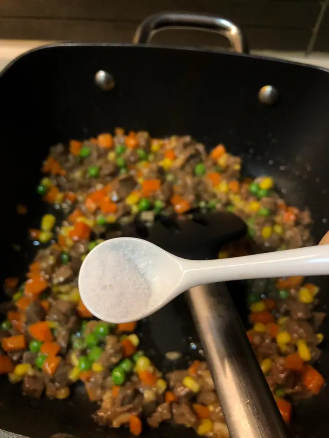 Stir-fried beef cubes with green onion and vegetables that children love step 0