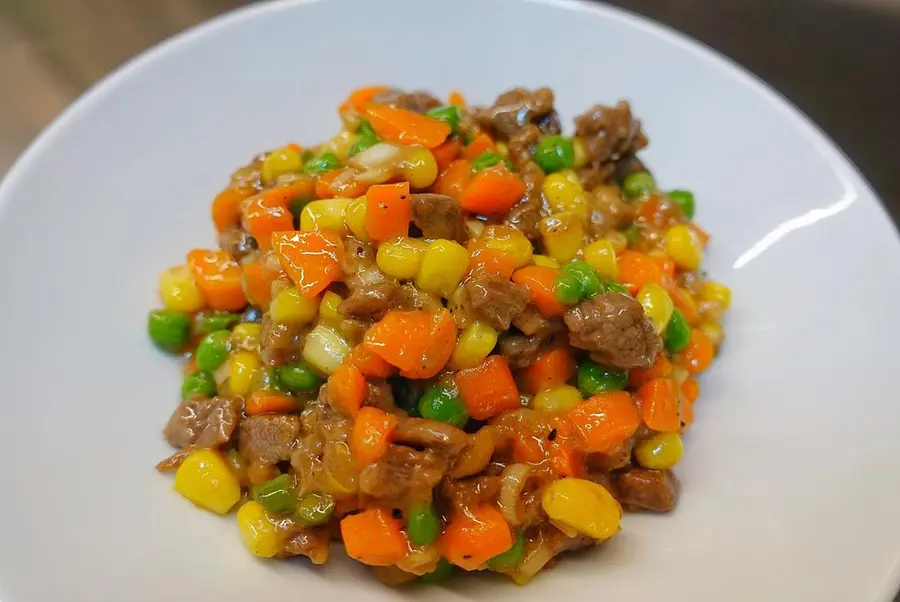 Stir-fried beef cubes with green onion and vegetables that children love step 0