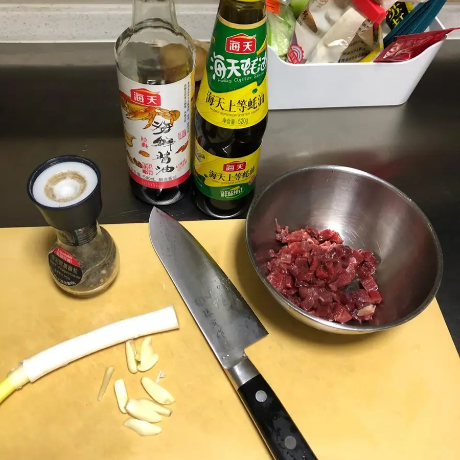 Stir-fried beef cubes with green onion and vegetables that children love step 0