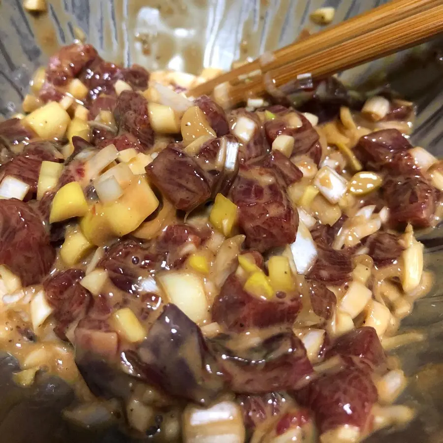 Stir-fried beef cubes with green onion and vegetables that children love step 0