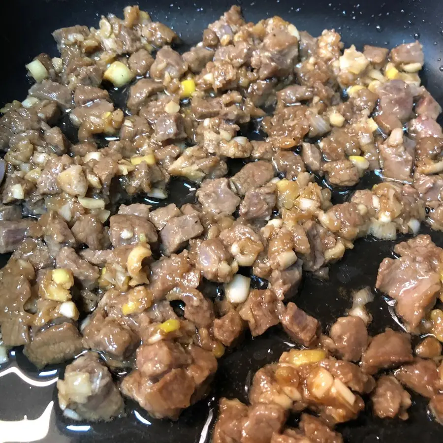 Stir-fried beef cubes with green onion and vegetables that children love step 0