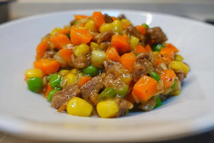 Stir-fried beef cubes with green onion and vegetables that children love