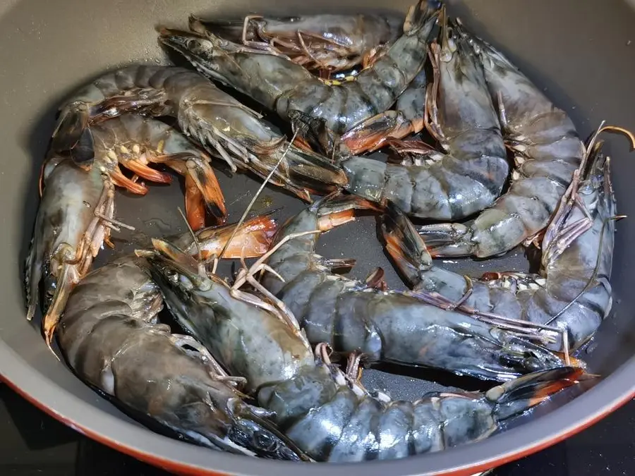 Pan-fried black tiger prawns step 0