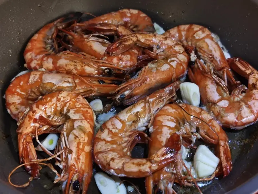 Pan-fried black tiger prawns step 0