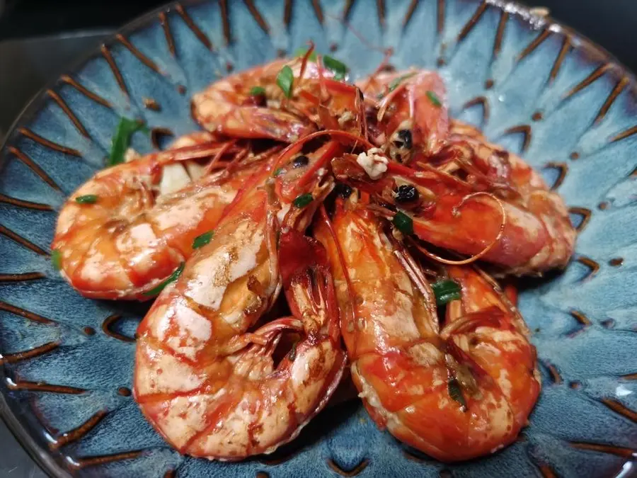 Pan-fried black tiger prawns step 0