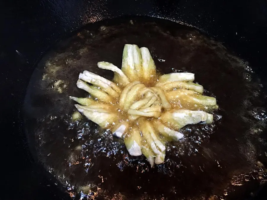 Lao Ding's private dish - chrysanthemum eggplant (creative dish) step 0