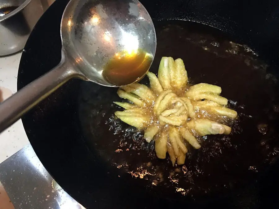 Lao Ding's private dish - chrysanthemum eggplant (creative dish) step 0