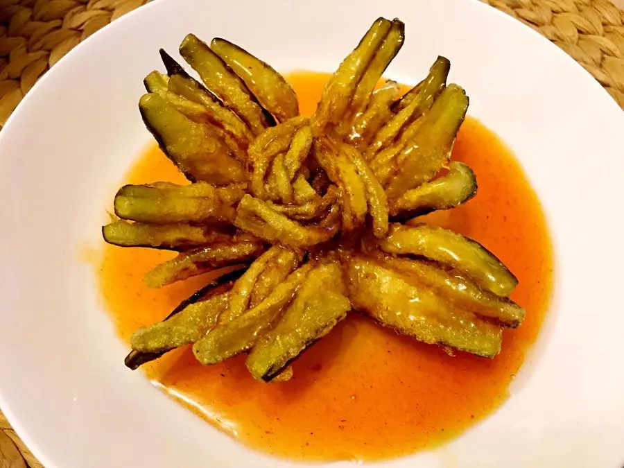 Lao Ding's private dish - chrysanthemum eggplant (creative dish)