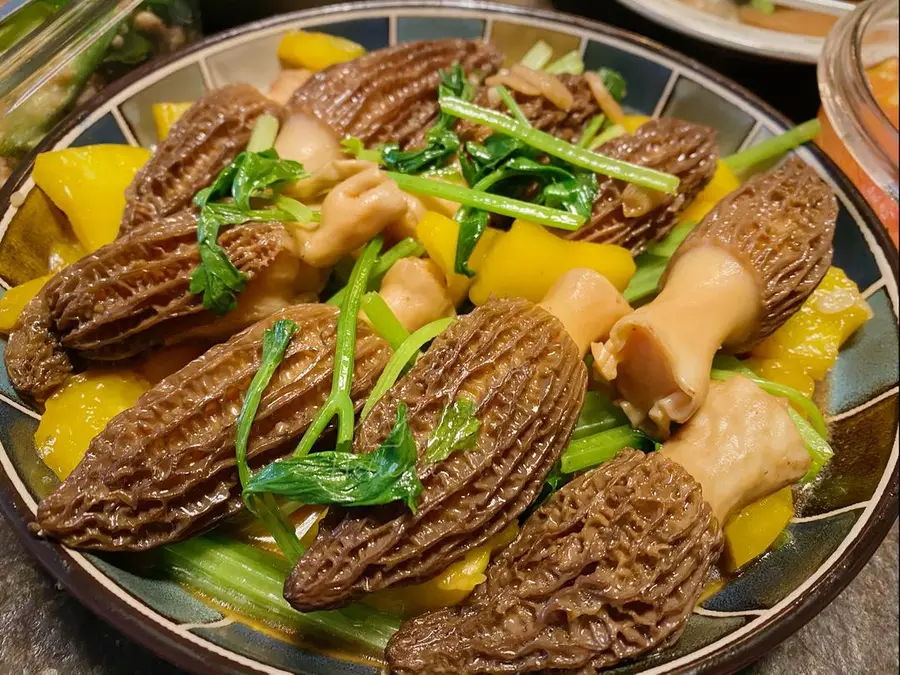 【Creative dish】 Stuffed morel mushrooms with shrimp slippery