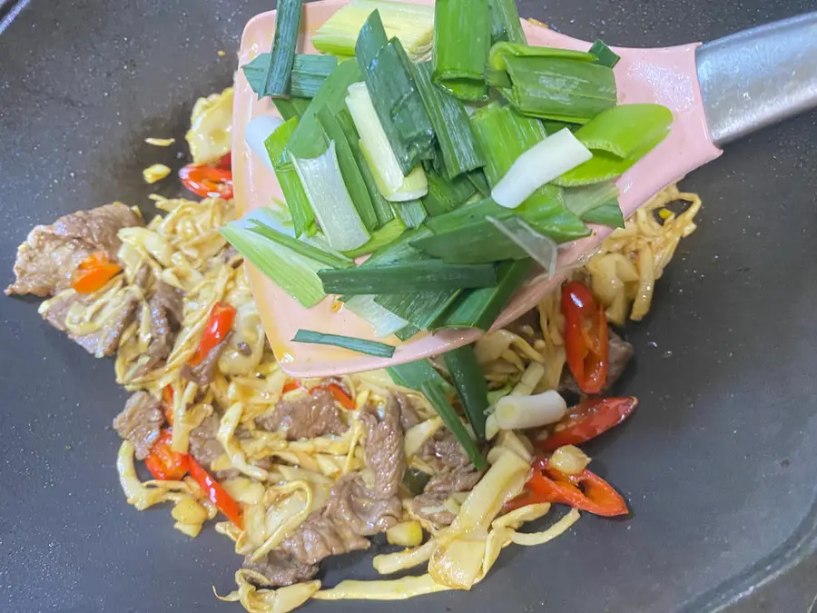  Stir-fried yellow beef with glutinous rice shoots! !ï¸ Delicious and fast-handed  step 0