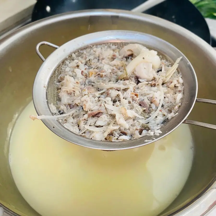 Milky white crucian carp soup! And crispy fish residue that you can eat with thorns! step 0