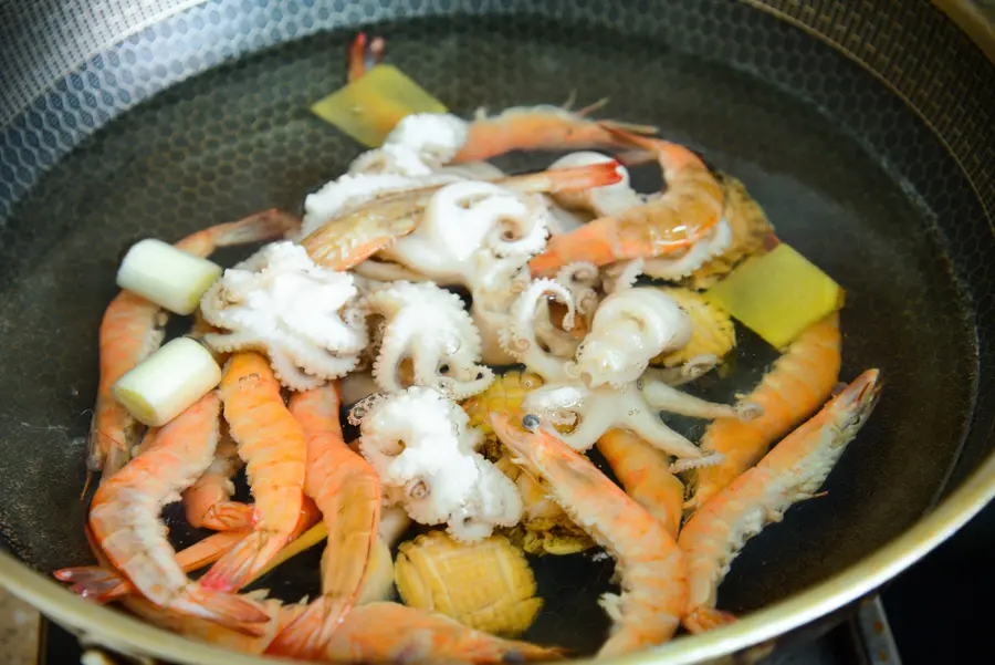 Hot and sour | Small seafood in sauce step 0