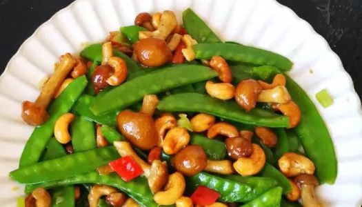 Creative dishes! Sautéed snow peas and cashew nuts with mushrooms