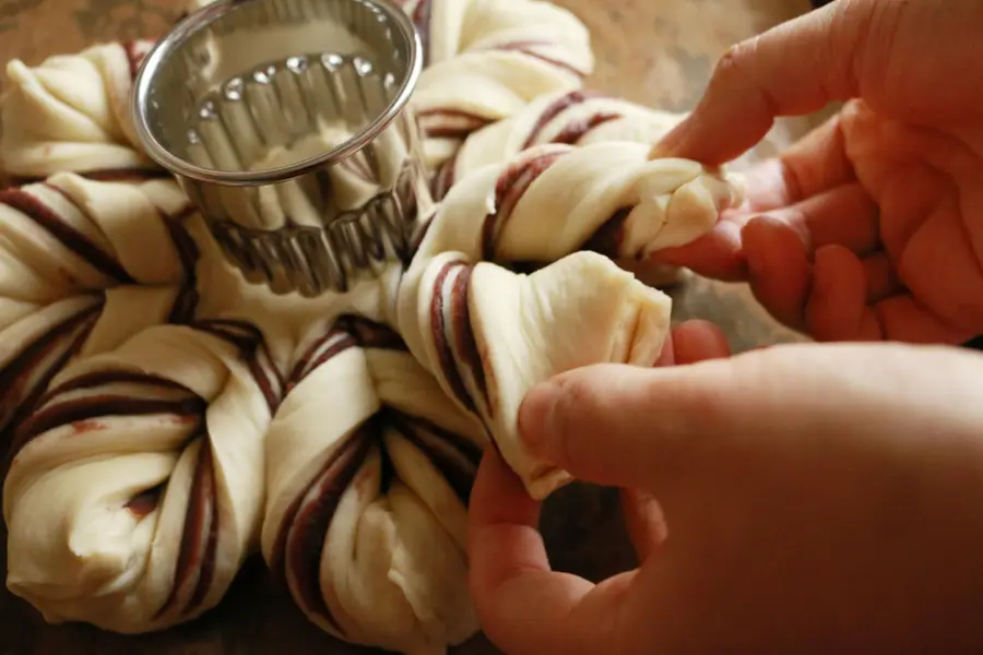 Ins wind Christmas snowflake bean paste bread --- miss the summer wind and autumn rain can no longer miss the winter snowflakes step 0