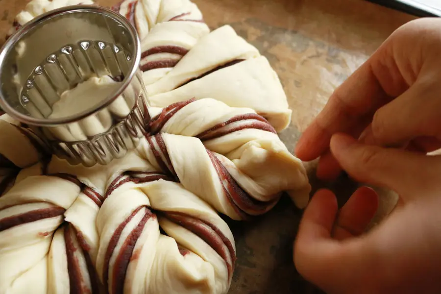 Ins wind Christmas snowflake bean paste bread --- miss the summer wind and autumn rain can no longer miss the winter snowflakes step 0